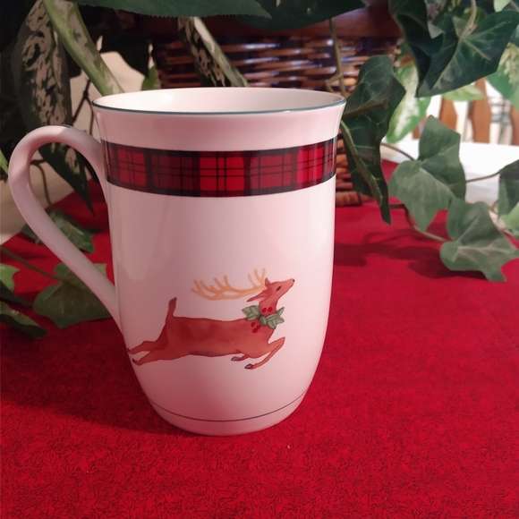 Set of 4 Arita Fine Porcelain TARTAN "Christmas Traditions" Mugs - Picture 5 of 8